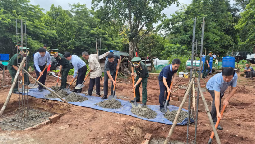 Các đại biểu thực hiện nghi thức khởi công xóa nhà tạm, nhà dột nát cho đồng bào dân tộc thiểu số.