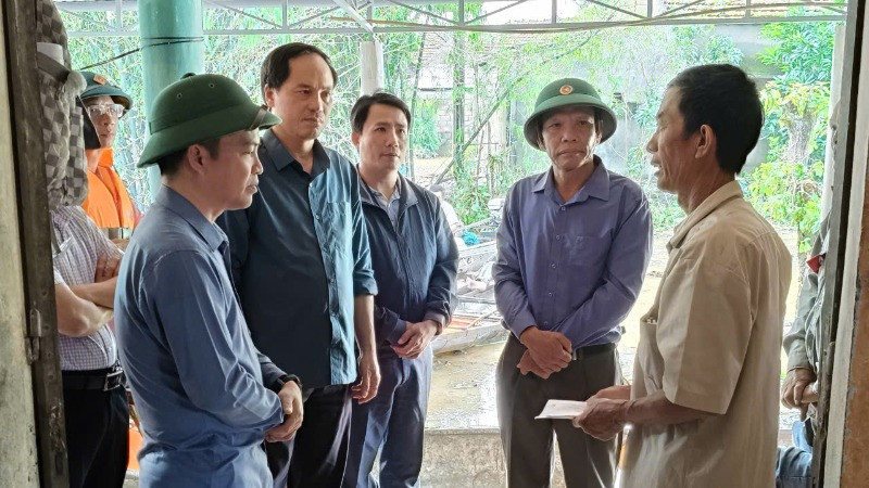Lãnh đạo huyện Lệ Thủy đến thăm, chia buồn với gia đình có 2 trẻ bị đuối nước thương tâm.