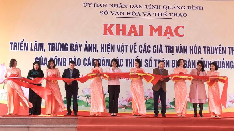 Các đại biểu cắt băng khai trương triển lãm, trưng bày ảnh, hiện vật về văn hóa truyền thống của đồng bào dân tộc thiểu số Quảng Bình.