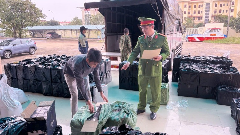 Công an tỉnh Quảng Bình bắt xe vận chuyển gần 1.600 chai rượu nhập lậu đang trên đường đi tiêu thụ. (Ảnh: CAQB)