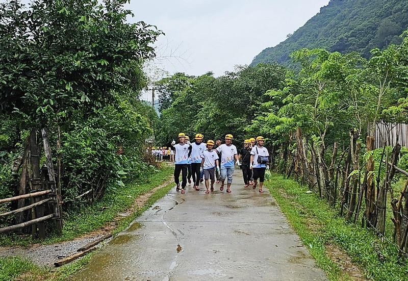 Đoàn khách du lịch đến từ Vĩnh Long khám phá bản làng người Bru-Vân Kiều ở Ngân Thủy, Quảng Bình.