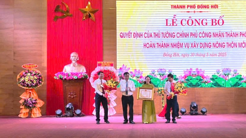 Thừa ủy quyền của Thủ tướng Chính phủ, lãnh đạo tỉnh Quảng Bình trao bằng công nhận thành phố Đồng Hới hoàn thành xây dựng nông thôn mới