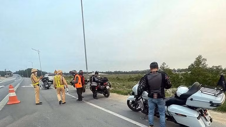 Lực lượng Cảnh sát giao thông Công an tỉnh Quảng Bình xử lý các trường hợp lái xe mô-tô phân khối lớn vi phạm về an toàn giao thông.