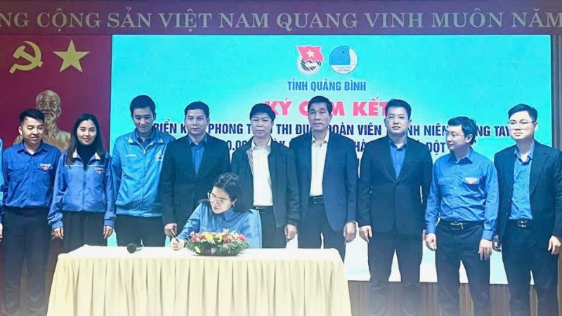 Ký cam kết thực hiện phong trào thi đua “Đoàn viên, thanh niên tỉnh Quảng Bình đóng góp 20 nghìn ngày công xóa nhà tạm, nhà dột nát”.