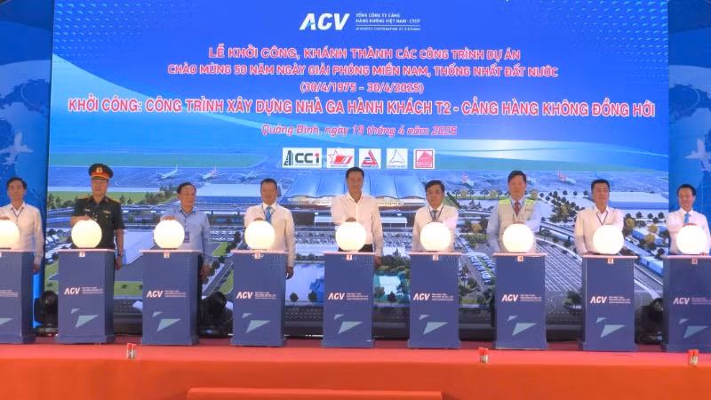 Các đại biểu thực hiện nghi thức khởi công dự án Nhà ga T2 - Cảng hàng không Đồng Hới.