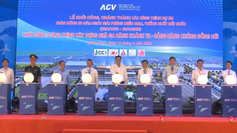 Các đại biểu thực hiện nghi thức khởi công dự án Nhà ga T2 - Cảng hàng không Đồng Hới.