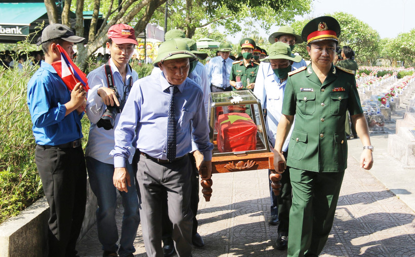 Đại diện lãnh đạo tỉnh Quảng Bình tiễn đưa hài cốt liệt về nơi an nghỉ tại Nghĩa trang Ba Dốc.