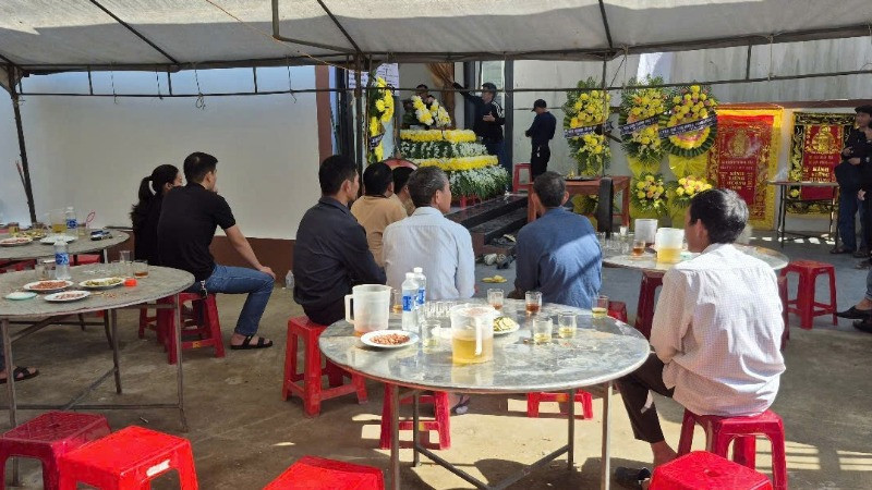 Cơ quan, địa phương và bà con đến chia buồn với gia đình bố con thầy giáo xấu số.