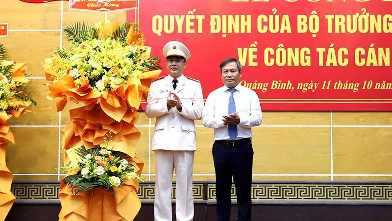 Ủy viên Trung ương Đảng, Bí thư Tỉnh ủy Quảng Bình Vũ Đại Thắng tặng hoa chúc mừng Đại tá Nguyễn Thanh Liêm, tân Giám đốc Công an tỉnh.