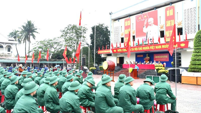 Quảng cảnh lễ giao nhận quân tại một điểm ở tỉnh Quảng Bình.