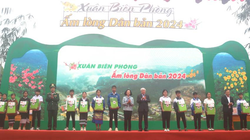 Đồng chí Trương Thị Mai và các đại biểu tặng quà cho học sinh nghèo vượt khó.