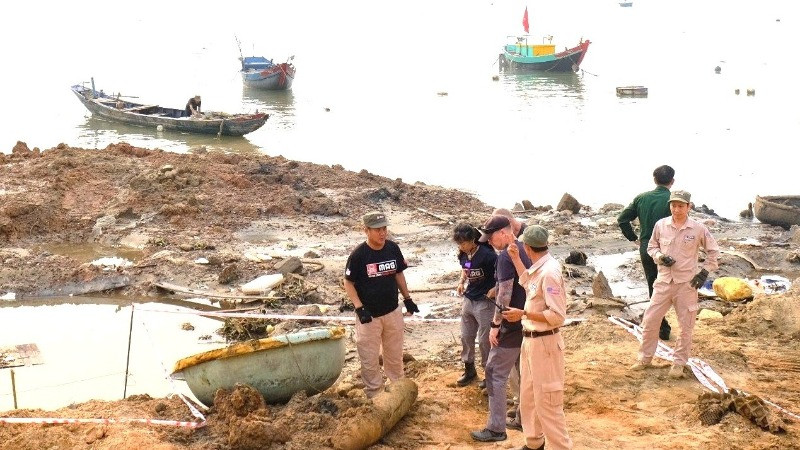 Nhân viên Dự án MAG Quảng Bình xử lý an toàn quả bom lớn sau chiến tranh ở ven sông Nhật Lệ, thành phố Đồng Hới