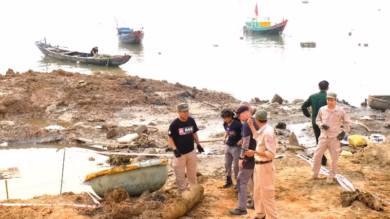 Nhân viên Dự án MAG Quảng Bình xử lý an toàn quả bom lớn sau chiến tranh ở ven sông Nhật Lệ, thành phố Đồng Hới