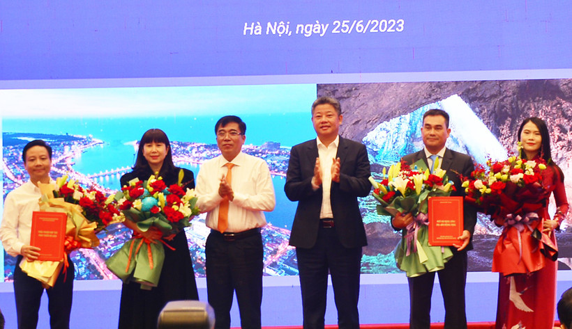 Lãnh đạo Ủy ban nhân dân tỉnh Quảng Bình và thành phố Hà Nội chúc mừng ngành du lịch 2 địa phương ký kết hợp tác phát triển du lịch.