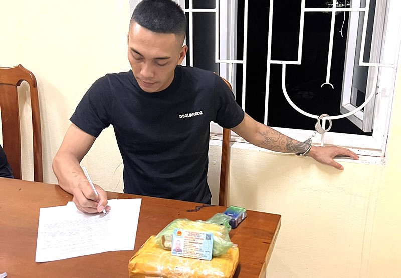 Đối tượng Trần Nhật Minh và tang vật tại cơ quan Công an. (Ảnh: Công an cung cấp)