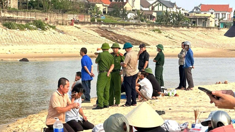 Thi thể 2 nạn nhân xấu số được tìm thấy trên sông Dinh sáng 21/4.