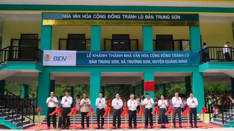 Các đại biểu cắt băng khánh thành và đưa vào sử dụng công trình.