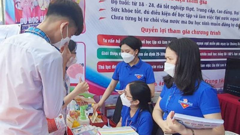 Các đơn vị tại Quảng Bình tư vấn cho học sinh lớp 12 về hướng nghiệp, chọn nghề. (Ảnh minh họa) 