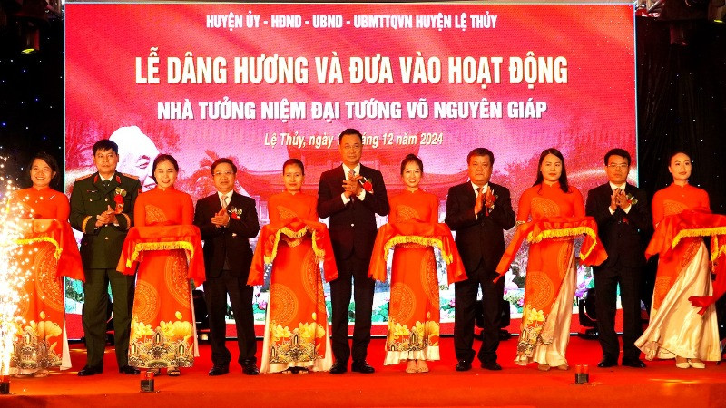 Lãnh đạo tỉnh Quảng Bình và Quân khu 4 cắt băng khánh thành Nhà tưởng niệm Đại tướng Võ Nguyên Giáp ở quê nhà An Xá, xã Lộc Thủy, huyện Lệ Thủy.
