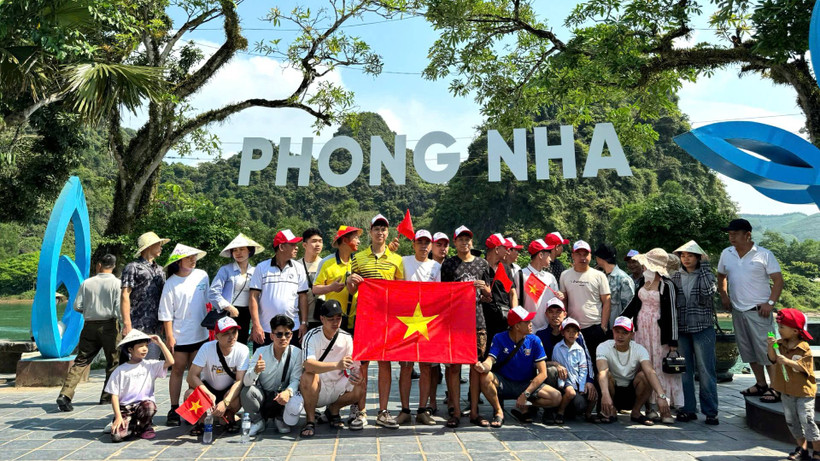 Du khách chụp ảnh lưu niệm trước khi xuống thuyền tham quan động Phong Nha và động Tiên Sơn.
