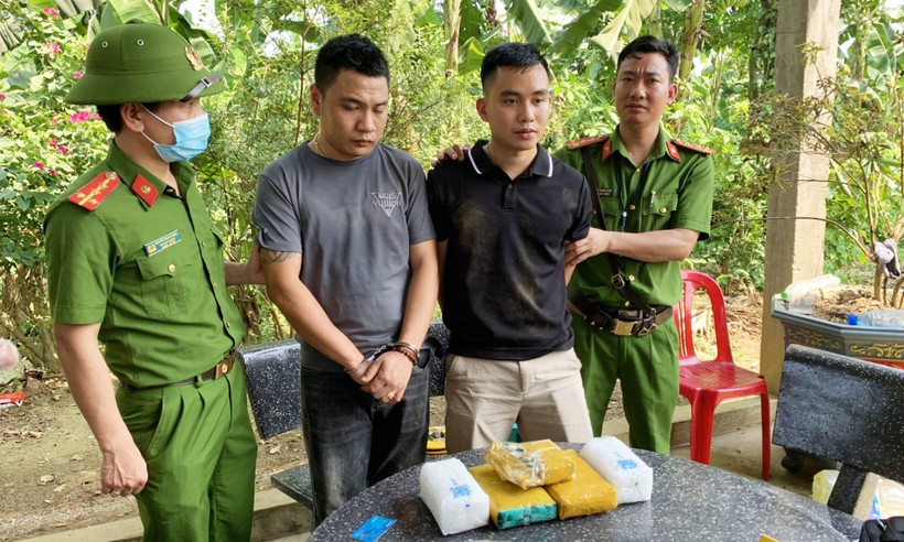 Hai đối tượng mua bán, vận chuyển ma túy bị bắt giữ.