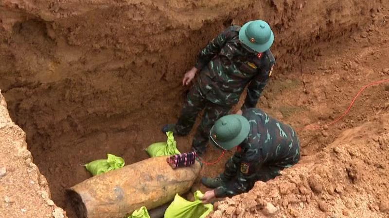 Quả bom lớn còn sót lại sau chiến tranh được phát hiện tại thị trấn Nông trường Việt Trung (Quảng Bình).