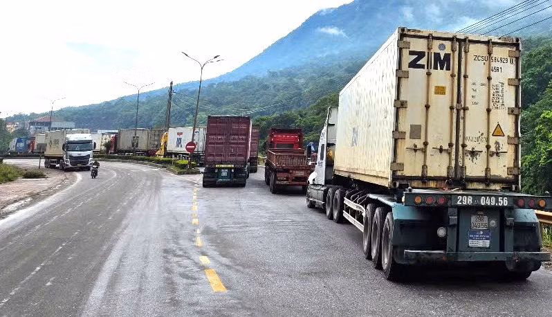 Các phương tiện di chuyển trên đoạn đường qua cửa khẩu quốc tế Cha Lo khá chậm.