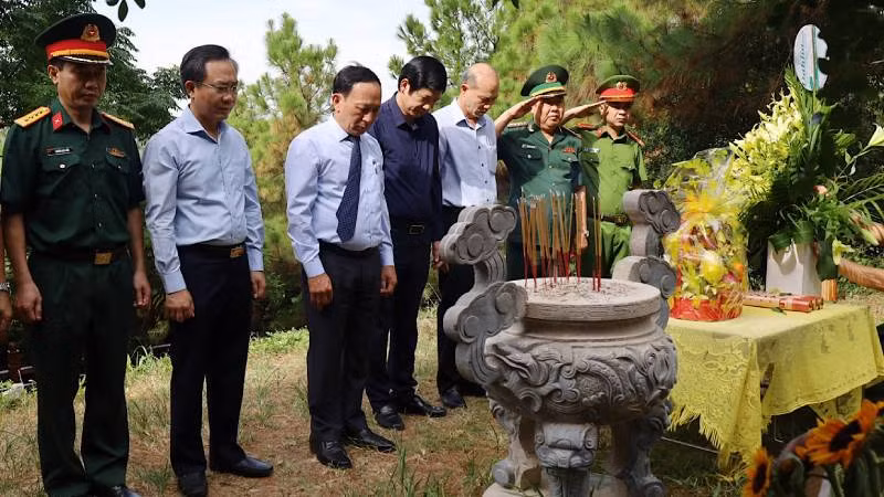 Lãnh đạo tỉnh Quảng Bình viếng mộ Đại tướng Võ Nguyên Giáp nhân kỷ niệm 112 năm Ngày sinh Đại tướng (25/8/1911-25/8/2023)