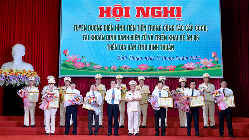 Các tập thể, cá nhân có thành tích xuất sắc trong công tác cấp căn cước công dân, tài khoản định danh điện tử và thực hiện Đề án 06 được Chủ tịch Ủy ban nhân dân tỉnh Bình Thuận tặng Bằng khen.