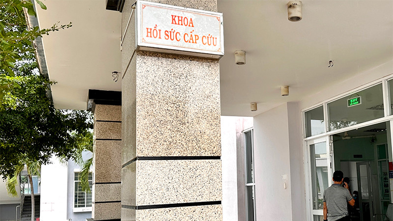 Những du khách nghi bị ngộ độc thực phẩm đang được điều trị tại khoa Hồi sức cấp cứu, Trung tâm y tế thành phố Phan Thiết, Bình Thuận.