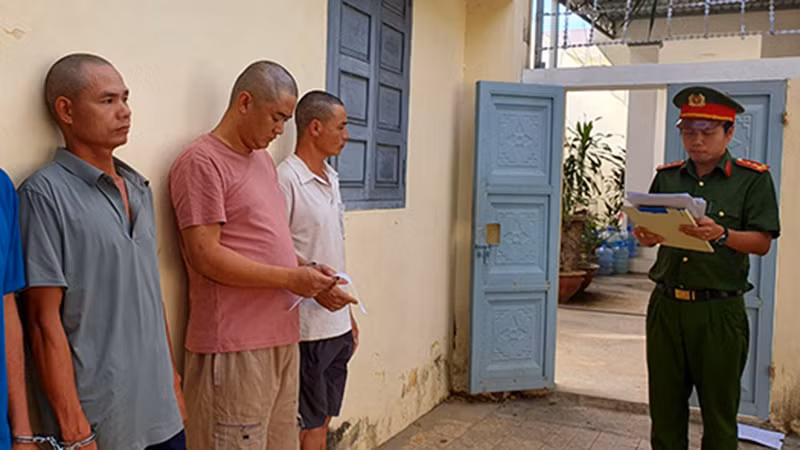 Cơ quan Cảnh sát điều tra Công an huyện Bắc Bình, Bình Thuận tống đạt các Quyết định khởi tố bị can các đối tượng khai thác vàng trái phép.