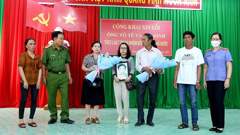 Đại diện Cơ quan Cảnh sát điều tra, Công an Bình Thuận và Viện Kiểm sát nhân dân tỉnh Bình Thuận cùng xin lỗi và trao hoa cho gia đình ông Võ Tê.