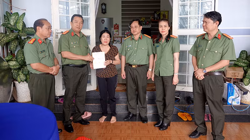 Đoàn công tác thăm hỏi, trao quà cho gia đình liệt sĩ Nguyễn Đăng Nhân, cán bộ Công an xã Ea Ktur. (Ảnh: Công an Bình Thuận)