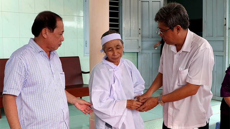Phó Chủ tịch Ủy ban nhân dân tỉnh Bình Thuận Nguyễn Minh (ngoài cùng bên phải) thăm hỏi, chia buồn với gia đình các nạn nhân tử vong do tai nạn lao động.