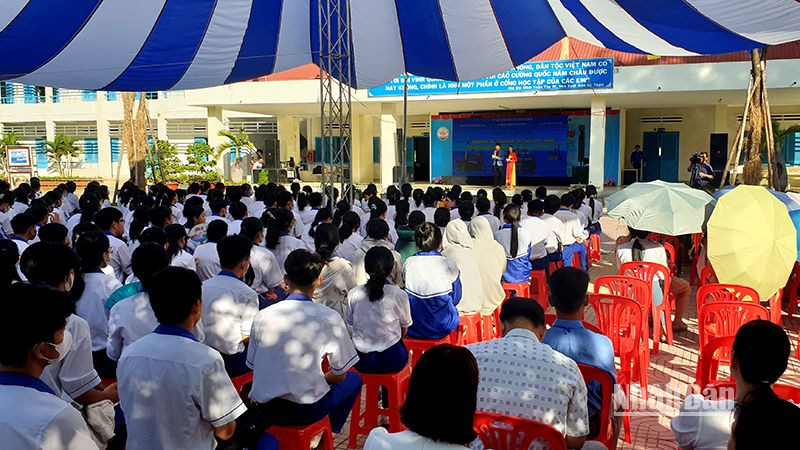 Gần 2.500 học sinh các trường Trung học phổ thông trên địa bàn huyện Hàm Thuận Nam, tỉnh Bình Thuận tham dự Triển lãm số “Hoàng Sa, Trường Sa của Việt Nam-Những bằng chứng lịch sử và pháp lý”.