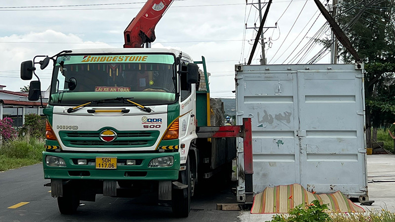 Hiện trường xe cẩu vướng dây điện trung thế tại xã Tân Thành, huyện Hàm Thuận Nam, Bình Thuận.