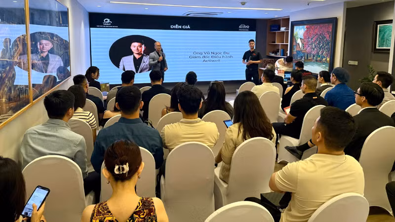 Các diễn giả trao đổi thông tin tại hội thảo.