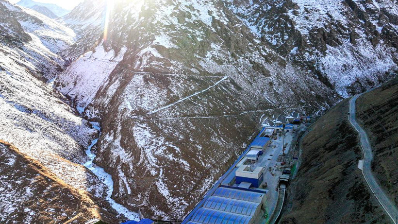 Lối vào đường hầm cao tốc Shengli Tianshan ở Urumqi đang trong quá trình xây dựng. (Ảnh: Tân Hoa Xã) 