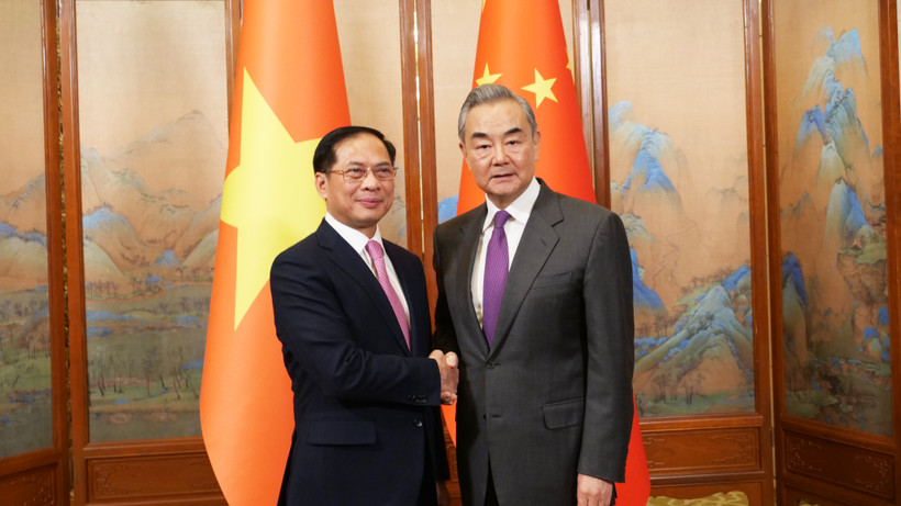 Đồng chí Bùi Thanh Sơn bắt tay đồng chí Vương Nghị.