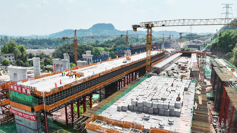Công trường xây dựng cầu ở tỉnh Tứ Xuyên, Trung Quốc. (Ảnh: Tân Hoa Xã)
