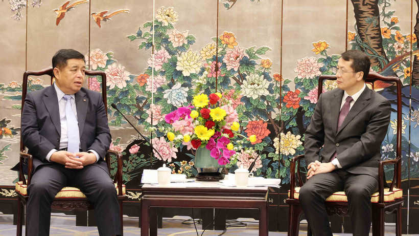 Phó Thủ tướng Chính phủ Nguyễn Chí Dũng (trái) hội kiến với đồng chí Trương Hổ, Phó Tỉnh trưởng Thường trực tỉnh Quảng Đông. 