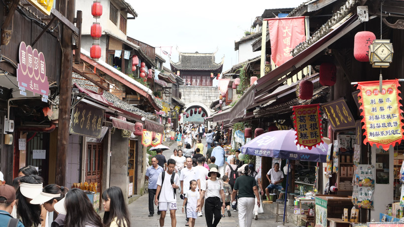 Bên trong thành, nhà ở, cửa hàng san sát, du khách tấp nập tạo nên khung cảnh vô cùng sôi động, nhộn nhịp.