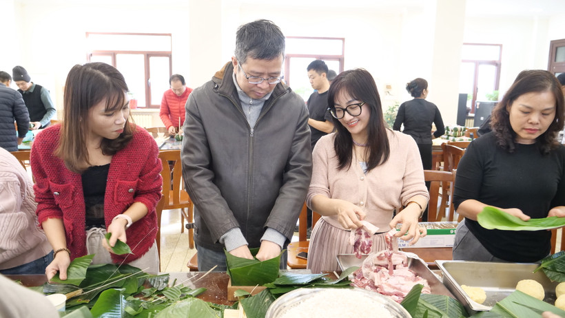 Đại sứ Phạm Thanh Bình và Phu nhân Hoàng Thị Hương Giang tham gia gói bánh chưng.
