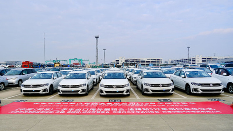 Ô-tô cũ chờ xuất khẩu của một doanh nghiệp ở thành phố Thiên Tân. (Ảnh: Tân Hoa Xã)