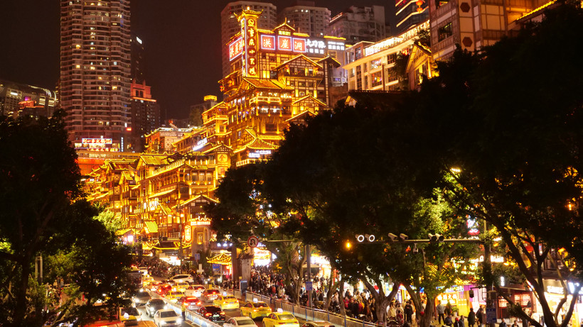 Hồng Nhai Động luôn chật cứng người và phương tiện giao thông.