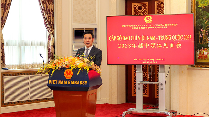 Công sứ Ninh Thành Công phát biểu tại buổi gặp gỡ.
