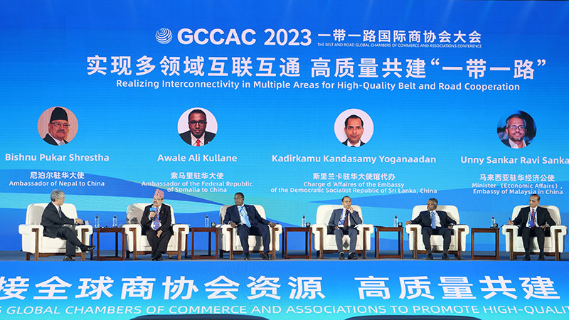 Các đại biểu tham luận tại tọa đàm bàn tròn ở Hội nghị. 