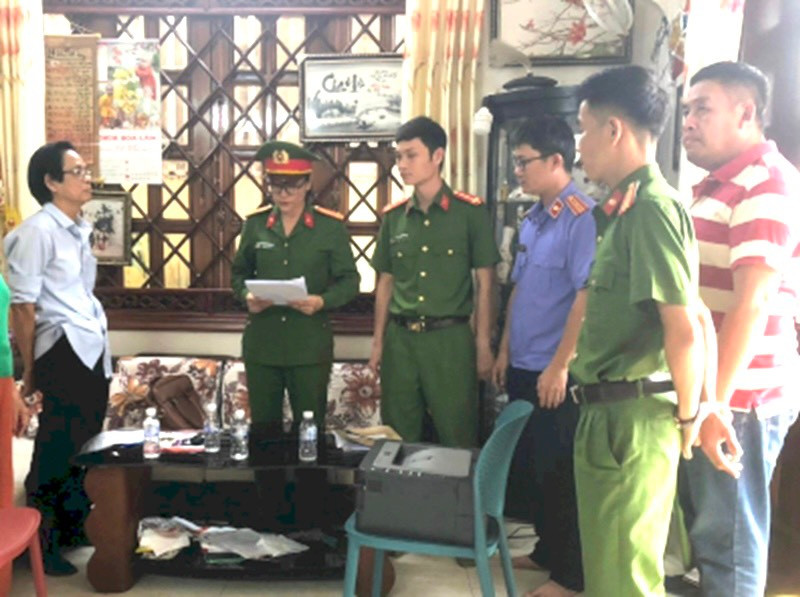 Cơ quan Cảnh sát điều tra Công an tỉnh Đắk Lắk thi hành lệnh khám xét nơi ở của ông Văn Đức Lư, nguyên Tổng Giám đốc Công ty Trách nhiệm hữu hạn một thành viên Cao su Đắk Lắk.