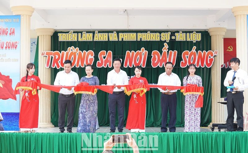 Nhà báo Nguyễn Quốc Hưng và lãnh đạo huyện Ea Súp cắt băng khai mạc triển lãm.