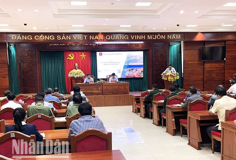 Các đại biểu tham luận tại hội thảo.